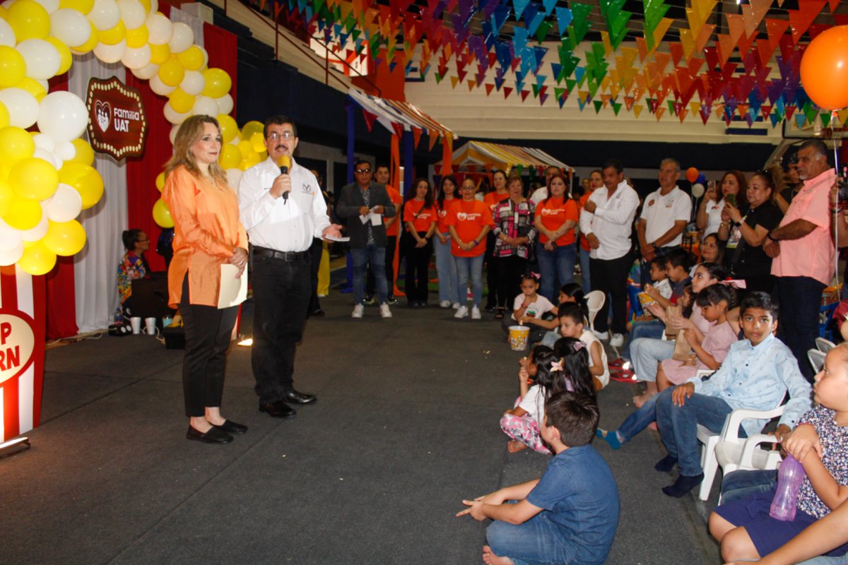 El rector Dámaso Anaya, y su esposa, Lic. Isolda Rendón de Anaya, pusieron en marcha los eventos del Día del Niño y de la Niña que la casa de estudios organiza para festejar a los hijos e hijas del personal universitario afiliado al Sindicato Único de Trabajadores de la UAT.