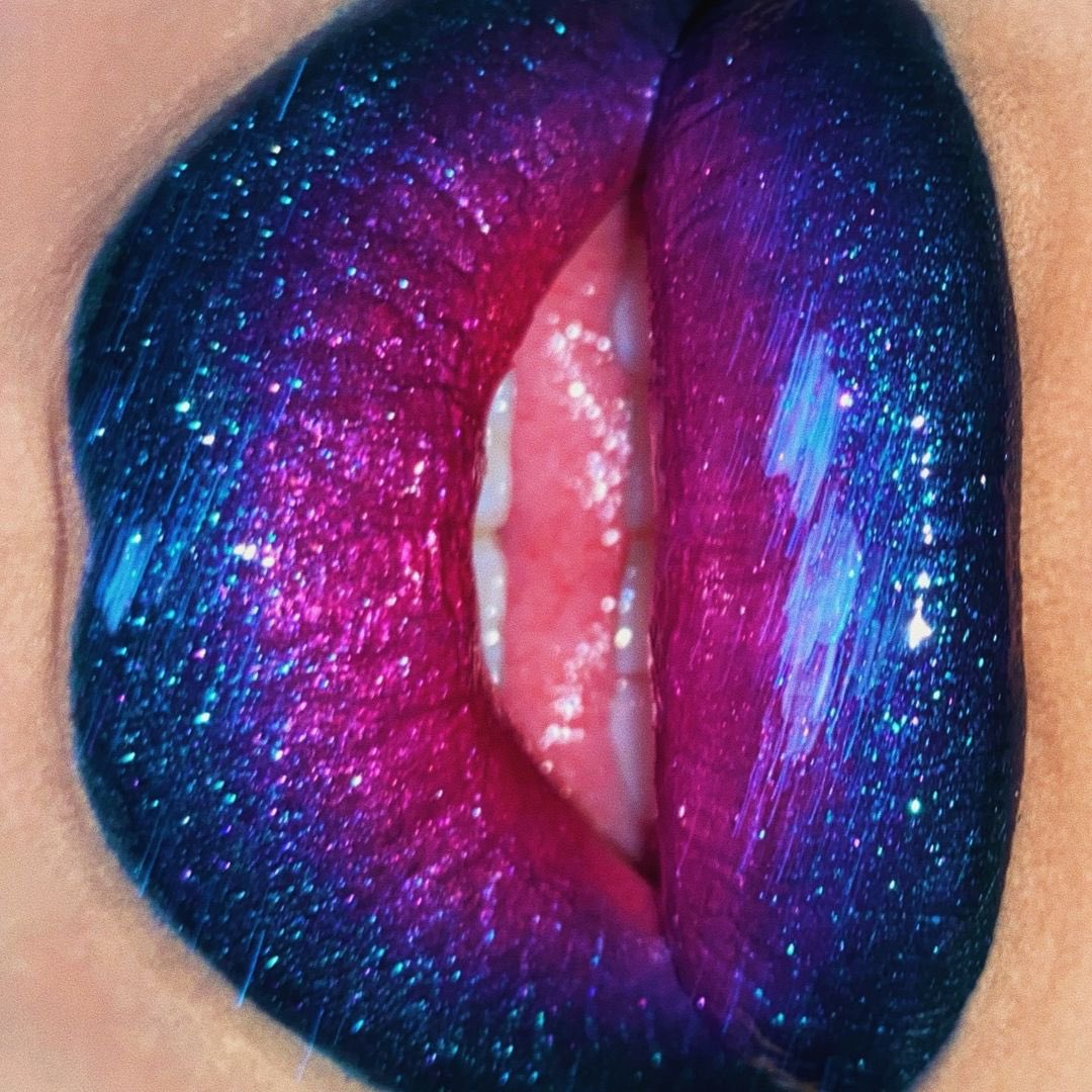 We’re mesmerized by @refrigerator.magnet’s decadent, otherworldly ombré lip using Sub-Zero and Heartstrings liquid lip colors topped off with Bloom gloss! 😍 #sugarpill #glitterliquidlipstick  #festivalmakeup
#gothmakeup #editorialmakeup #galaxymakeup