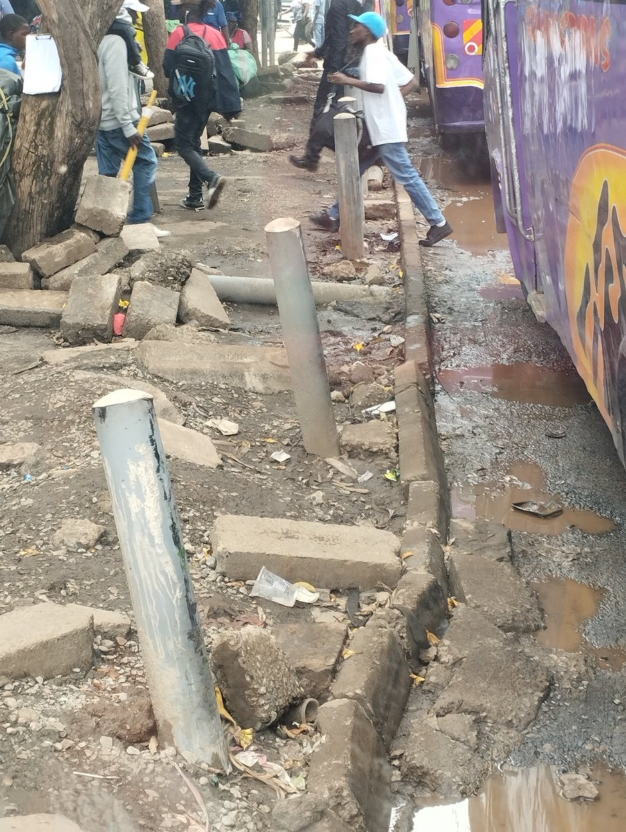 This contractor started every street in CBD with putting metal poles for us to like them and clap ...now it is 4 weeks no signs of future work .
What is it?
Oversight please @edwinsifuna 
still believe in @SakajaJohnson 
#allnairobiMcas mnalala tu..
@EstherPassaris ongea .