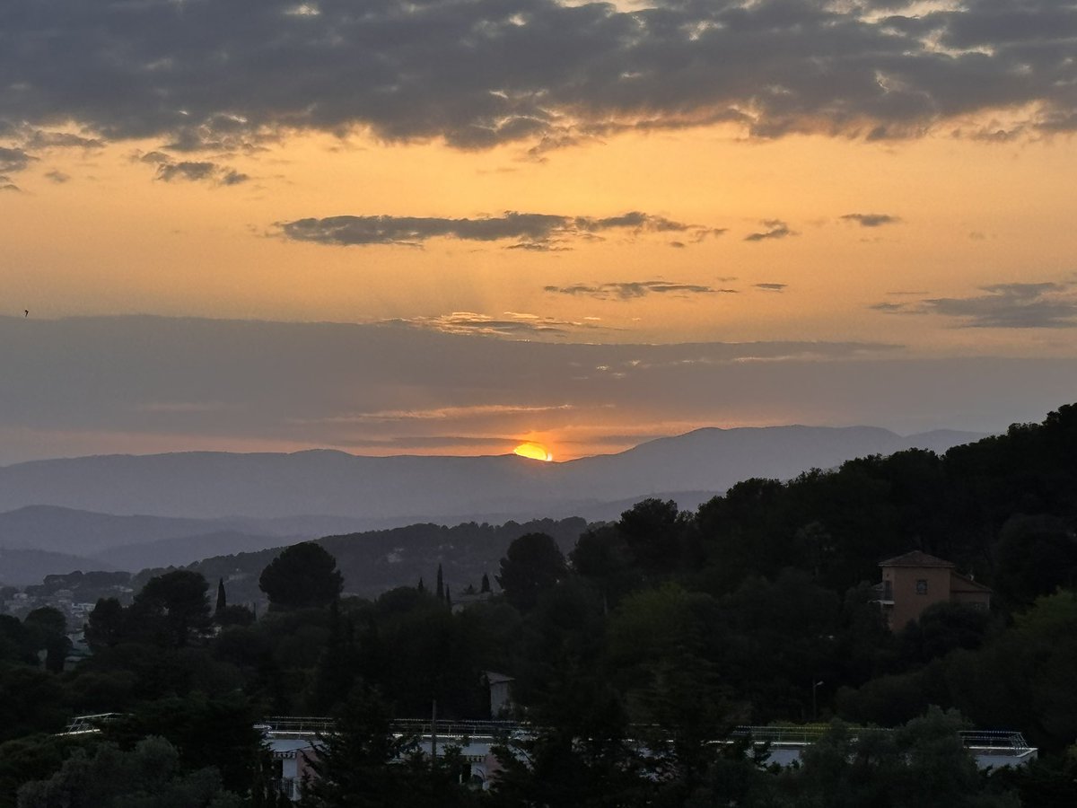 Le coucher de soleil ce soir #CotedAzurFrance @VisitCotedazur #lecannet