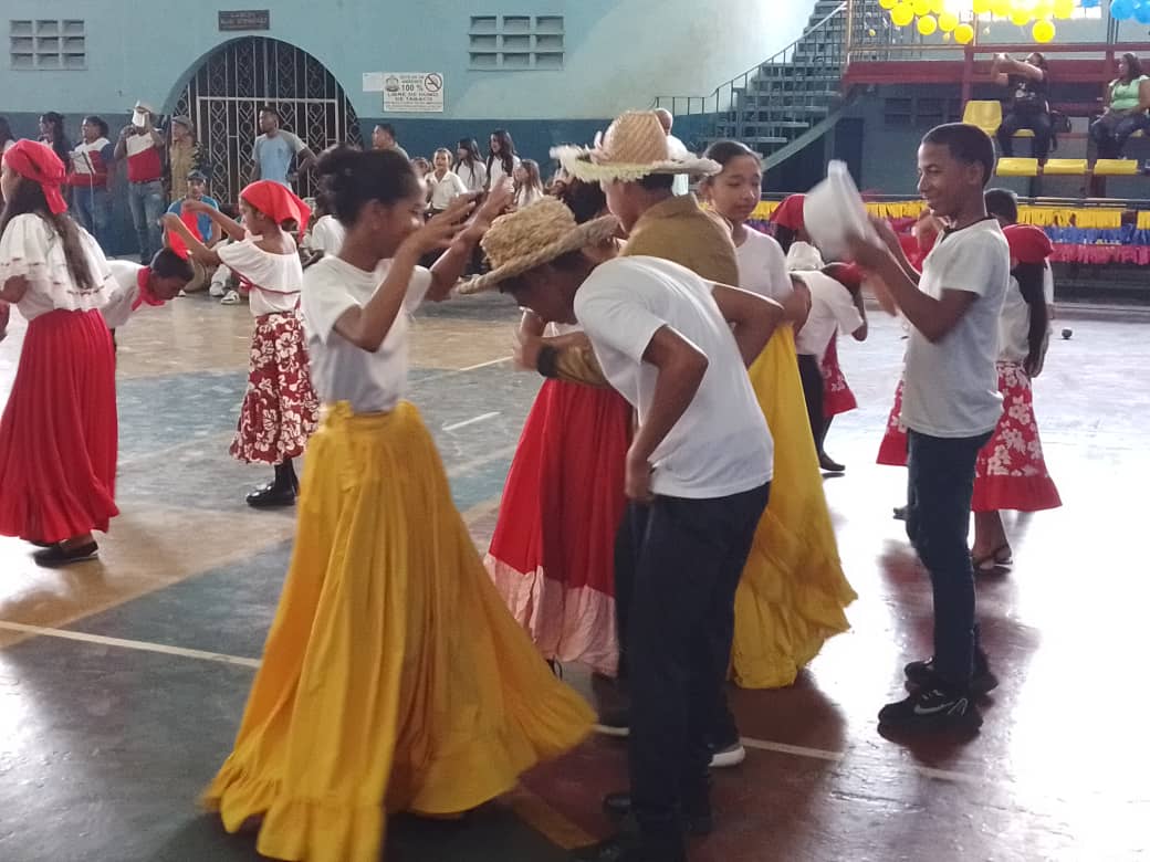 cdcepazcastillo's tweet photo. En Celebración del Día internacional de la Danza, se llevó a cabo por parte de estudiantes y Docentes las danzas autóctonas de nuestro Estado Bolivariano de Miranda(Quichimba y Polka Jarillera)
@NicolasMaduro @_LaAvanzadora @MPPEDUCACION @rosabecerra3 @ZYSEGMIRANDA https://t.co/oxZwH5sSoA
