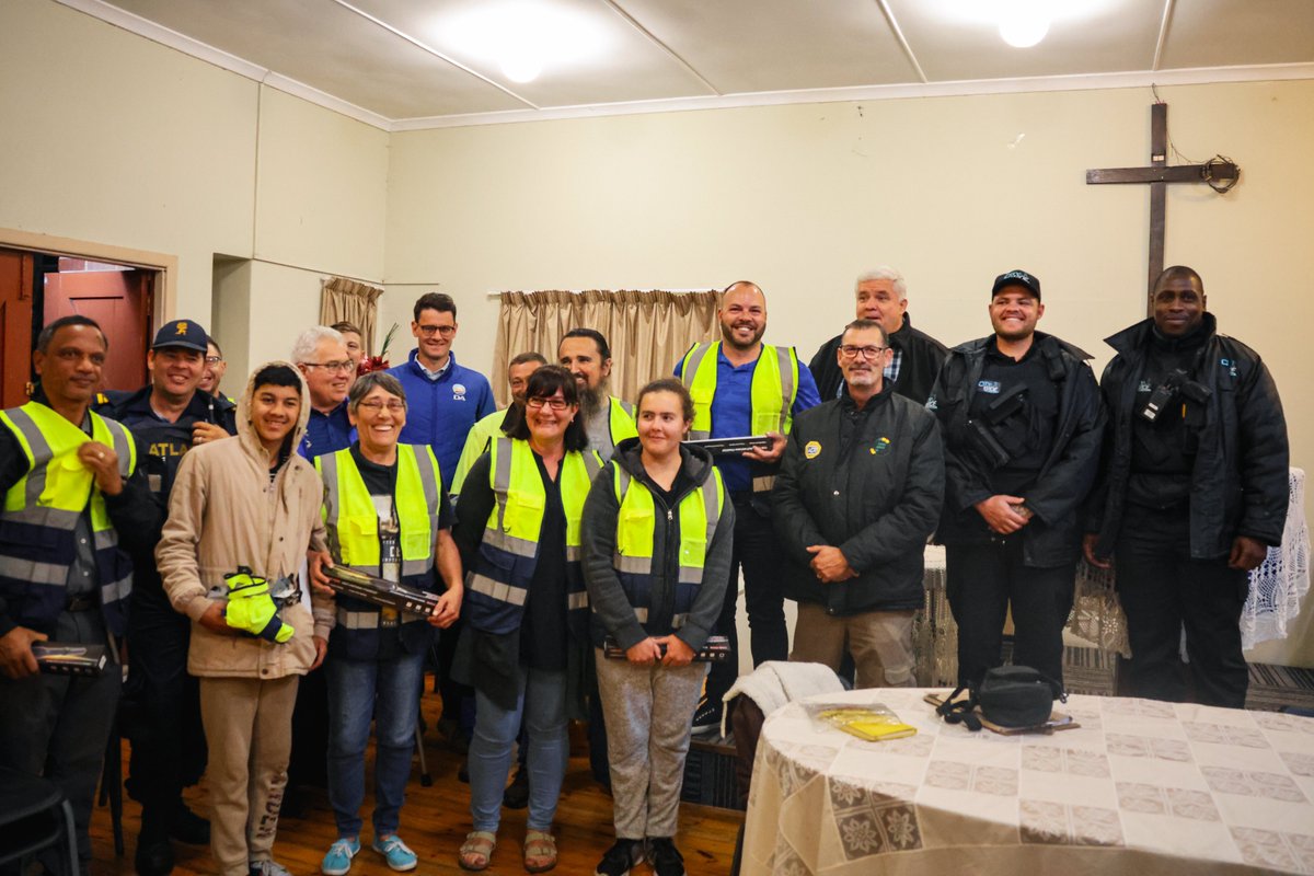 The DA leadership in the Eastern Cape had the honour to present safety equipment to the Neigbourhood Watch in Kensington, Nelson Mandela Bay. The DA is committed to fighting crime in NMB and SA. On 29 May, join us in rescuing our country from lawlessness. #RescueSA #RescueEC🇿🇦