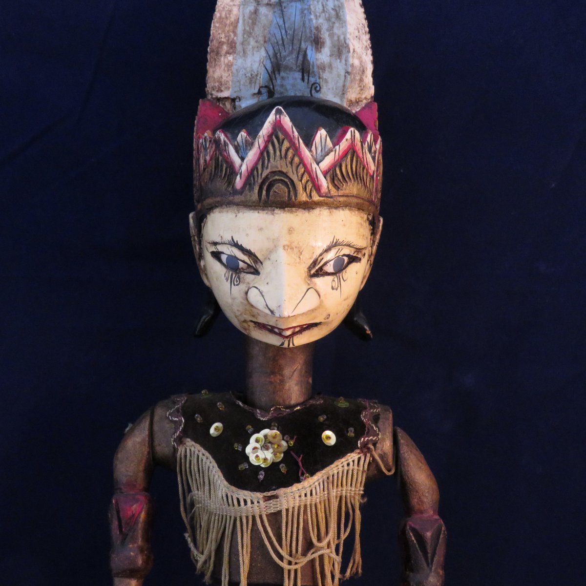 Celebrate Asian American and Pacific Islander Heritage Month this May through some special objects in our collection! 🎉 Today, we will delve into this rod puppet from Indonesia. 🤹 Some wear a long skirt, have blue eyes, and facial markings or tattoos.