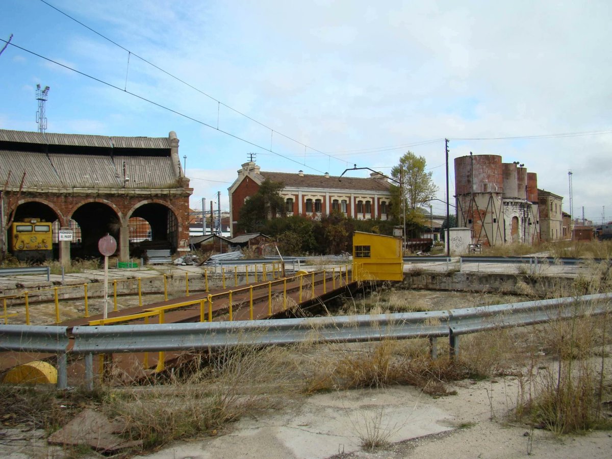 adelante_va's tweet photo. El patrimonio industrial ÚNICO de #Valladolid acabará desapareciendo si no hacemos nada. Nuestra historia como ciudad está en PELIGRO 👇🧵

[1 📷 por Nicolás Pérez] https://t.co/mVkYKTvovU