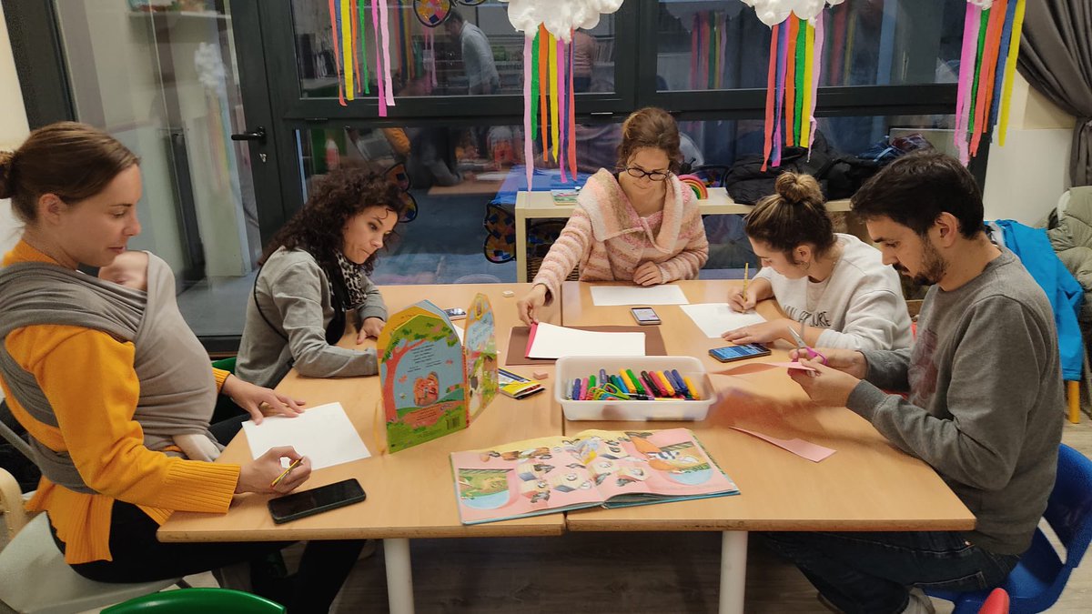 Reunió de famílies activa a Virolai Petit. Les famílies participen en els projectes d’aula. Compartim I col.laborem! <a href="/EscolaVirolai/">Escola Virolai</a>