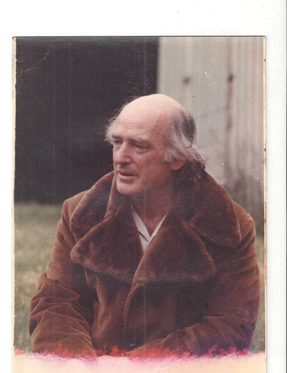 Portrait of the artist. 1978.

#harrybertoia #harrybertoiafoundation #portraitofanartist #sculptor #1970s