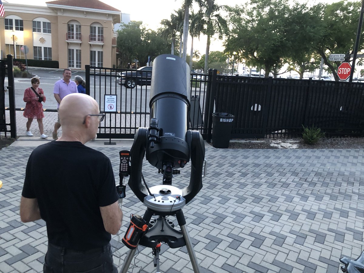 Last chance to reserve your spot for Sidewalk Astronomy at The Bishop! 🔭 Join us under the stars for a night of good eating and great observing at this free event. Register here: bit.ly/3vYQIgV