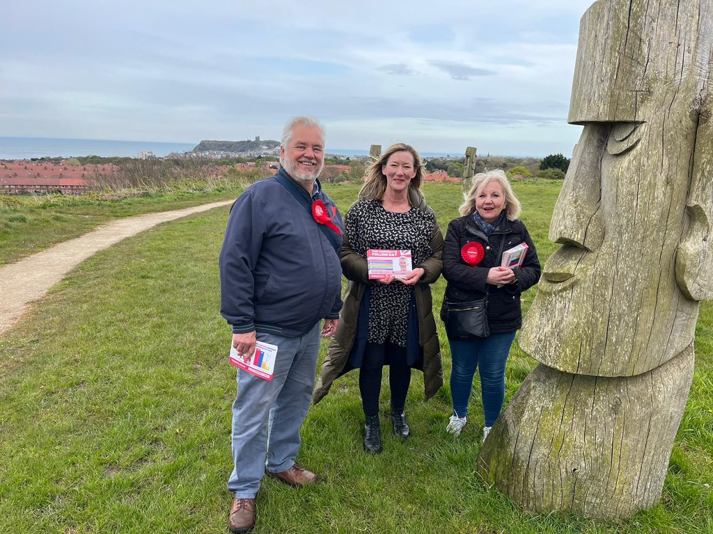 MsAlisonHume's tweet photo. On Thursday, people will be heading to the polls to vote for who they want to be our Mayor of York & North Yorkshire.

Today we’ve been out & about telling voters how a Labour Mayor means 
a better and brighter future.

#VoteLabour #VoteSkaith #May2nd  #Scarborough #Whitby 🌹🐕‍🦺 @DSkaith