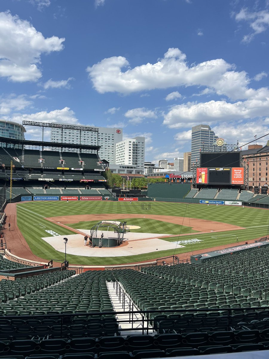 Summer has arrived early in the Inner Harbor! Currently 89° here at Camden Yards ⛅️