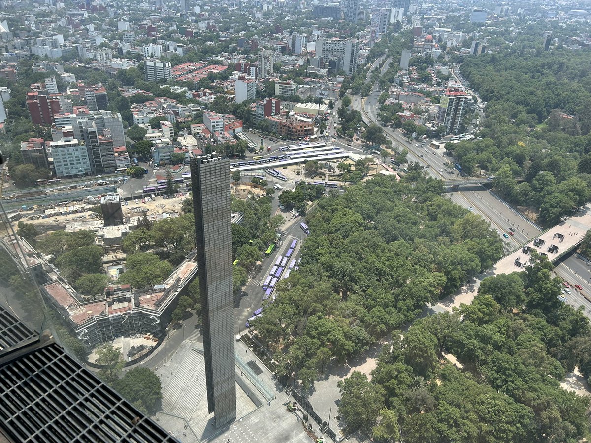 Último día de trabajo con vista del monumento “Estela de Luz” en Paseo Reforma del centro Ciudad México. El singular edificio, que solo sirve para irradiar luz, conmemora bicentenario de la Independencia y centenario de la Revolución. Le llaman “La Galleta” y “Suavicrema”.