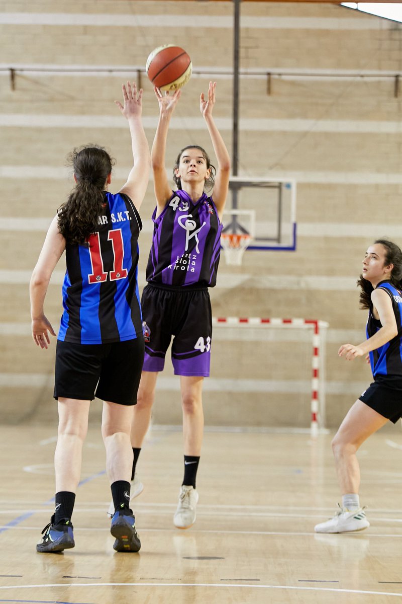 Ointxe's tweet photo. Seniorrak 🏀⛹️‍♀️
Partidu sendoa jolastu zuten #ointxeneskak iturripen 🔥💯
@MUnibertsitatea Ointxe! 83 ▶️ 44 @OstadarSaski 
Lan bikaina eta 13. poltsikora! 👏👏
#mareamorea 💜
📸📸 Ederrak Angel Ayastuy 🔝🔝 https://t.co/ynX7By9sM9