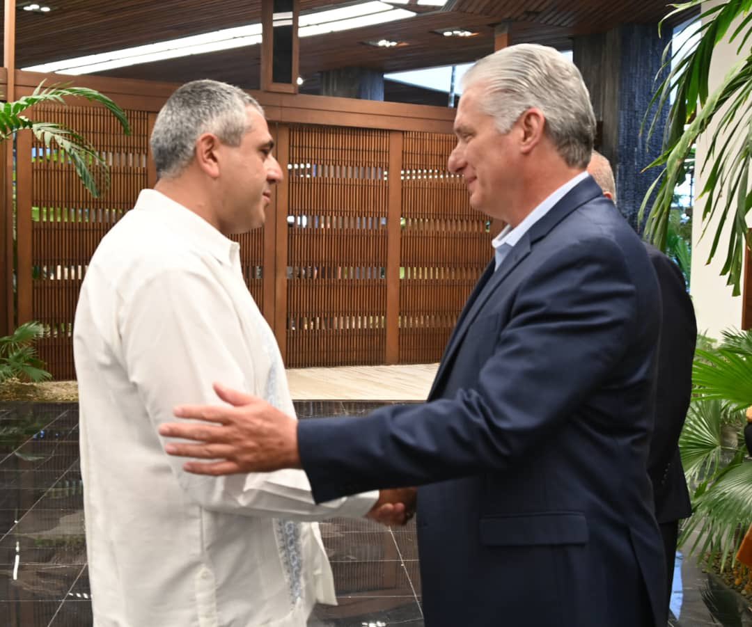 PresidenciaCuba's tweet photo. 🇨🇺| El presidente @DiazCanelB y el primer ministro @MMarreroCruz recibieron en el Palacio de la Revolución a ministros de Turismo y representantes del sector en América Latina y el Caribe, que participan en la 69 Reunión de la Comisión Regional para las Américas de ONU Turismo. https://t.co/uFJ470gTum
