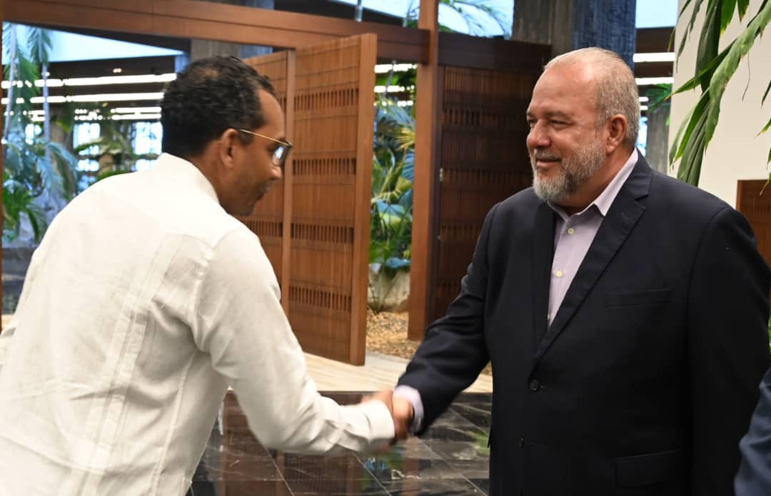 PresidenciaCuba's tweet photo. 🇨🇺| El presidente @DiazCanelB y el primer ministro @MMarreroCruz recibieron en el Palacio de la Revolución a ministros de Turismo y representantes del sector en América Latina y el Caribe, que participan en la 69 Reunión de la Comisión Regional para las Américas de ONU Turismo. https://t.co/uFJ470gTum
