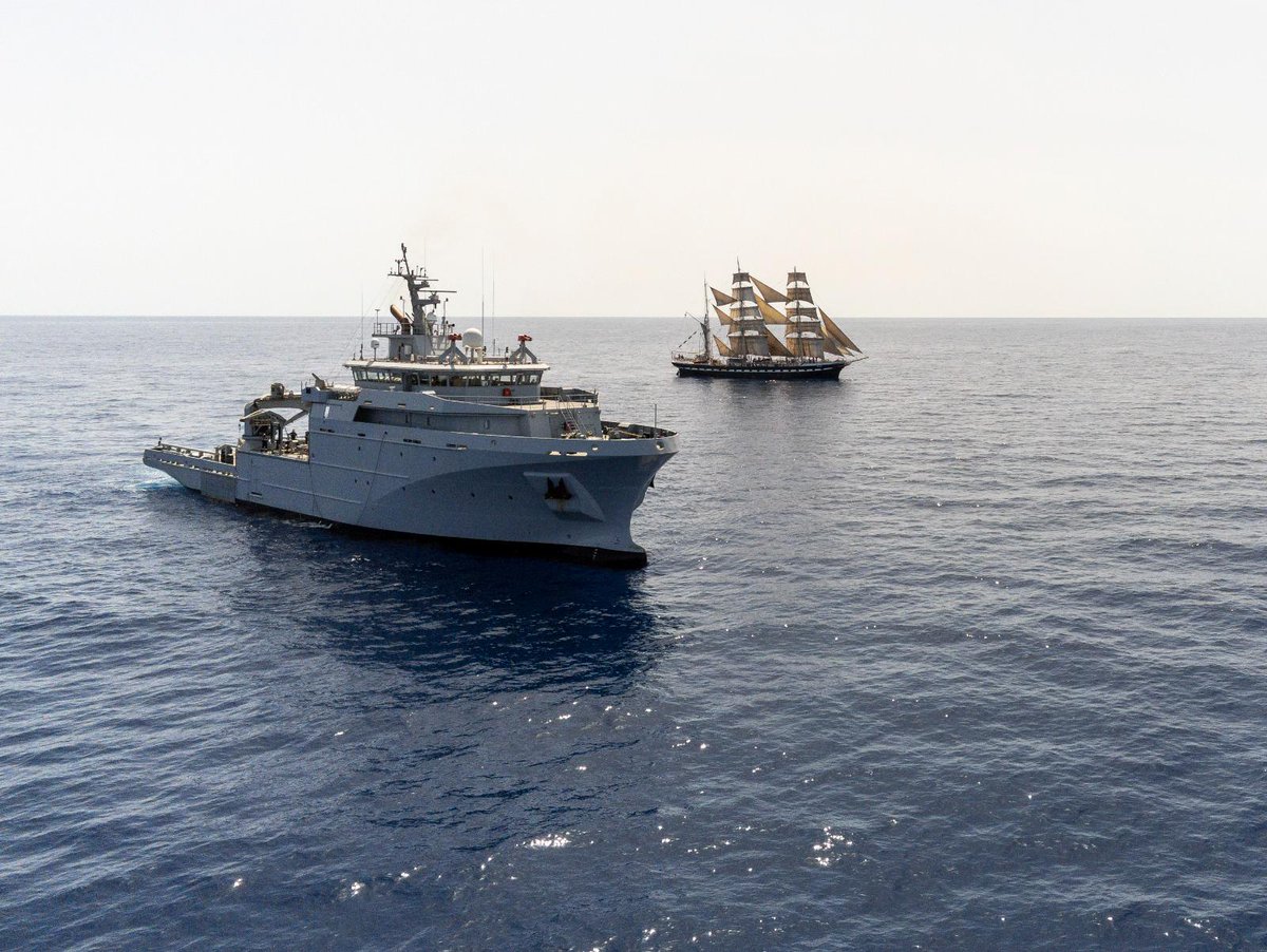 Escorté par un bâtiment @Marinenationale, le @troismats_Belem est en route pour la @villemarseille 🇫🇷 avec la 🔥à son bord ! Les armées 🇫🇷 accompagnent et sécurisent son transit depuis la Grèce 🇬🇷.