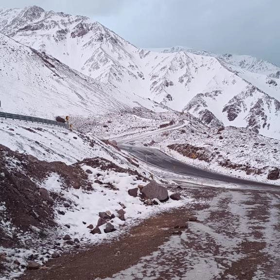 #Vicuña Este fin de semana cayeron entre 10 y 15 cm de nieve en la cordillera de #Elqui específicamente en cercanías del embalse La Laguna , acumulando a la fecha 40cm igual cifra de todo lo que precipitó el año 2023 aprox.