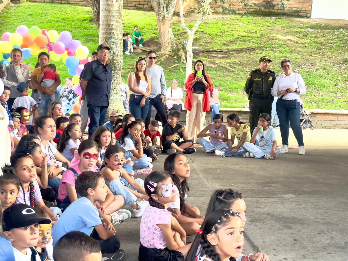 📍#Antioquia | Nada en este mundo es más importante que el cuidado y la protección de nuestros niños 👶🏼 

Dediquemos tiempo, paciencia y amor a guiarlos por el camino del crecimiento y la felicidad🌟💖

#EnImágenes 📸 la celebración del mes de la niñez en el municipio del Peñol.