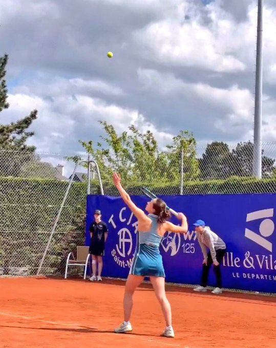 🇹🇷 🎾 Zeynep Sönmez Fransa'da düzenlenen WTA 125 turnuvası L'Open 35 de Saint Malo'da, Katarzyna Kawa'yı 7-6, 4-6, 6-4 yenerek ikinci tura yükseldi. Tebrikler! 👏