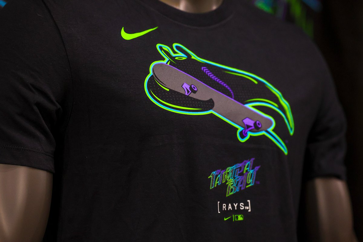 🙌 GLOW OFF 🙌

Team store hours extended to 7pm, today - Thurs.!