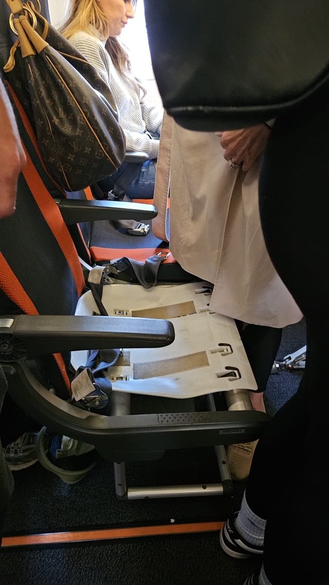 Preston_Connor1's tweet photo. When you book with a low cost airline and this is your seat! @easyJet . Really. https://t.co/GvFpnDDLMZ