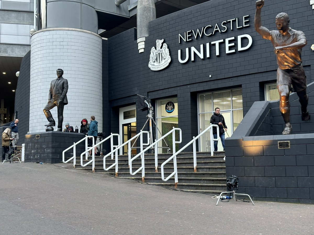 Seems strange to film an advert on an evening. Regardless, light up those Legends. 🎥 ⚫️⚪️⚫️⚪️ #NUFC