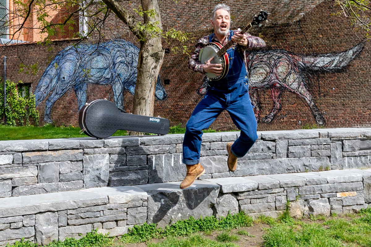 RootstownB's tweet image. Vandaag trok ik met Ronny Van Casteren naar "De Stenen Cirkel" voor een fotosessie ter promotie van Circle of Strings.
Ik spring van contentement alvast een gat in de lucht.

ohja, promo dus... je kan nog steeds tickets kopen natuurlijk:
hetgasthuis.be/voorstelling/3…