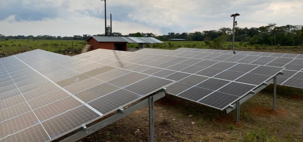 Inauguran una comunidad energética en una zona rural de Colombia: Se trata del proyecto Central Híbrida de Puerto Cachicamo, compuesto por 110,3 kW fotovoltaicos, baterías y un grupo electrógeno diésel de… dlvr.it/T6B6GX #energíasolar #fotovoltaica #sostenibilidad