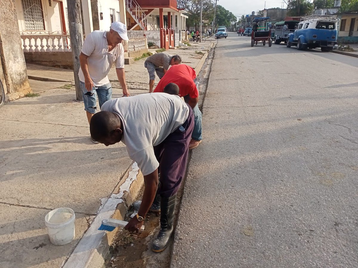 👉 Las calles de #ColonEnVictoria preparándose para esta fiesta del trabajador.
 La #EmpresaAdecor se suma a la tarea porque somos #GenteQueSuman por #Cuba #JuntosCreamos 🇨🇺