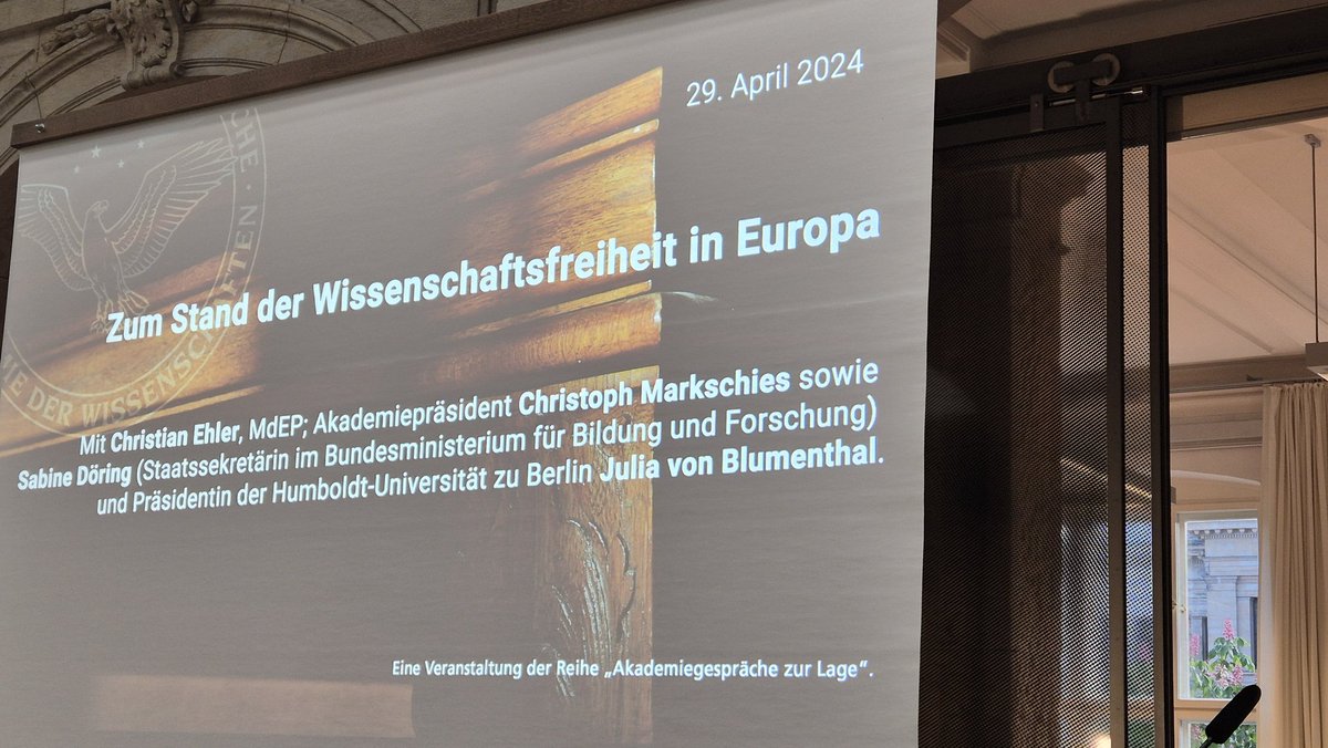 Heute Abend Podiumsdiskussion 'Zum Stand der #Wissenschaftsfreiheit in Europa' mit @MEP_Ehler, @sabinedoering, @von_blumenthal und Christoph Marschiess in der @bbaw_de.

Danach war auch kurz Zeit mit Fr. Döring und Fr. von Blumethal über den Einfluss des #WissZeitVG zu sprechen.