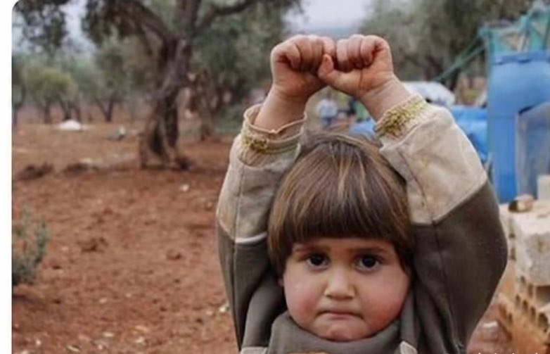 Cette petite fille syrienne de 3 ans n'a connu que la guerre. Quand un journaliste a voulu la prendre en photo, elle a cru que la caméra était une arme pour la tuer, alors elle a levé les mains….