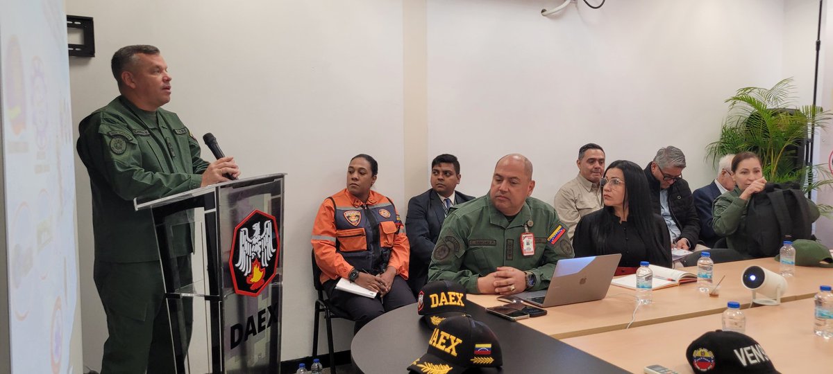 daex_ve's tweet photo. El GD Jefe de la Subtarea Ambiente Seguro y Dir. de la #DAEX, Presidió 2da Reunión del Plan Nacional de Emergencias y Gestión de Riesgos, con la participación de los Org. Gub. y de Seguridad del Edo, a fin de establecer Protocolos de actuación y manejo de materiales peligrosos. https://t.co/1LtdRv3aDX