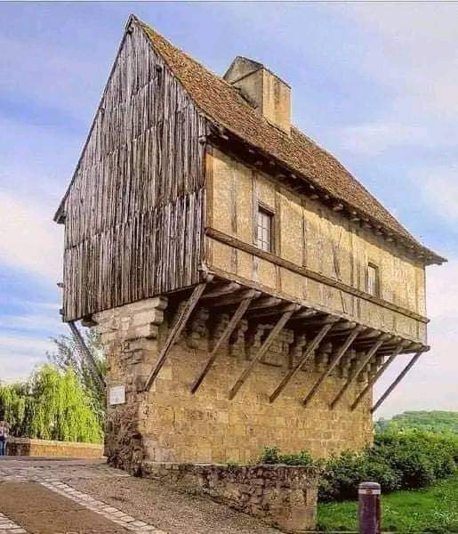 Eschif in Périgueux, France; was once a lookout for a toll bridge. It's an oak timber frame building with wattle & daub infill built in 1347 CE. Built that long ago and it's still standing and survived both World Wars. Building was a lookout post that made it possible to guard