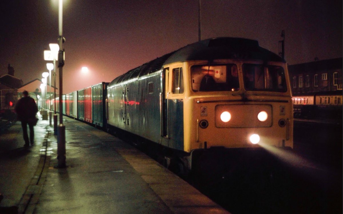 Doncaster, 1985 47302 has just landed with 4N61, the Stratford FLT to Follingsby FLT. The incoming driver wanders off into the fog, to the messroom to make brew and have kip. The relieving driver preps his cab for the trip to Newcastle #Doncaster #Yorkshire 📷 A Nicholls