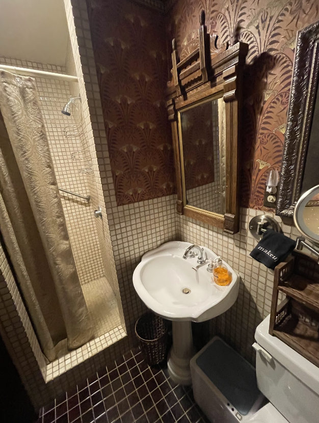 AllenhouseA's tweet photo. Experience the vintage charm even in your private moments at The Allen House 🛁🌿. Our bathrooms are a blend of classic design and modern comfort, ensuring your stay is nothing short of extraordinary. #VintageBathroom #ClassicComfort #ElegantRetreat #AllenHouseStay https://t.co/5Wwualo46N