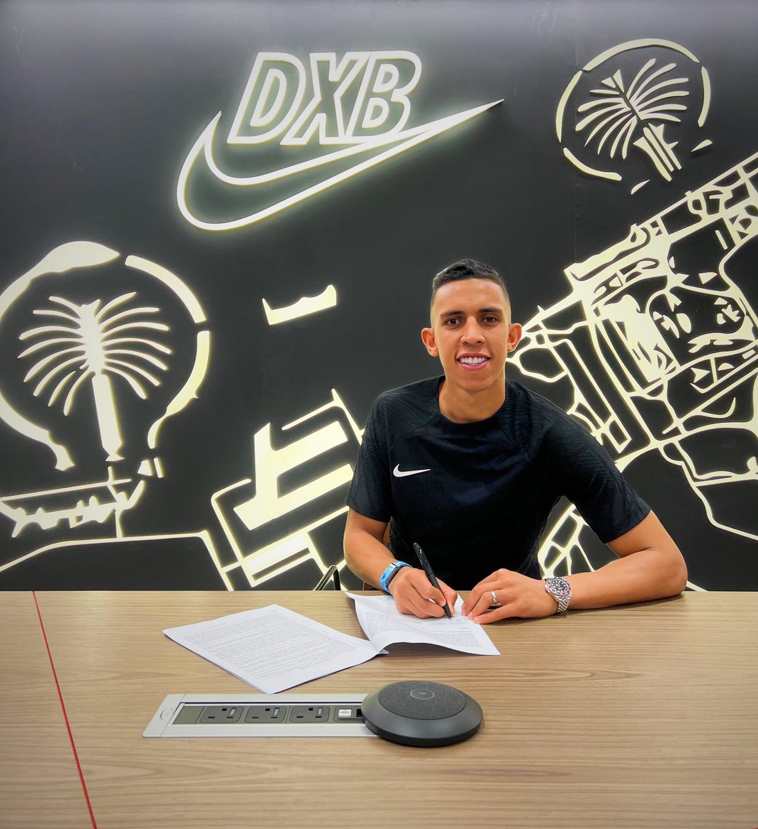 🚨

رسميا:
سفيان رحيمي يوقع عقد مع شركة نايك العالمية لتصبح العلامة التجارية للمستلزمات الرياضية للاعب