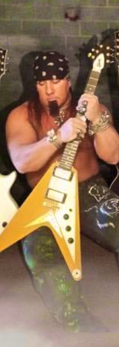 Always keep a positive attitude a smile on your face and negative, toxic people & things out of your life @fckfmrocks @gibsonguitar @CustomGibson @GibsonGarage @Gueikian @michaelalago1 @Ap3hang3rs @HoneyBoneRush @mrmickmars @jennajameson @Marcludeman1 @Maxy_stein @HelenaMetalhead