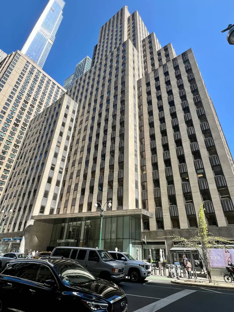 Blackstone, $BX, has sold 1740 Broadway in New York for $185 million, per NYP.

Blackstone had bought it out for $605 million in 2014.

This is a $420 million loss.