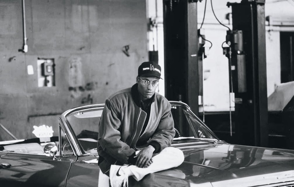 DeafShowRunner's tweet photo. Remembering #JohnSingleton. 
🎬🙏🏽💚 ✊🏾🎥
 
John was one of 1990s black filmmakers who tackled serious issues without sacrificing entertainment value. I was glad to be part of that movement, witnessing the rise of Hollywood’s Black film renaissance. 

#TRAILBLAZER #BLACKFILMMAKERS https://t.co/7VtT8KwrJh