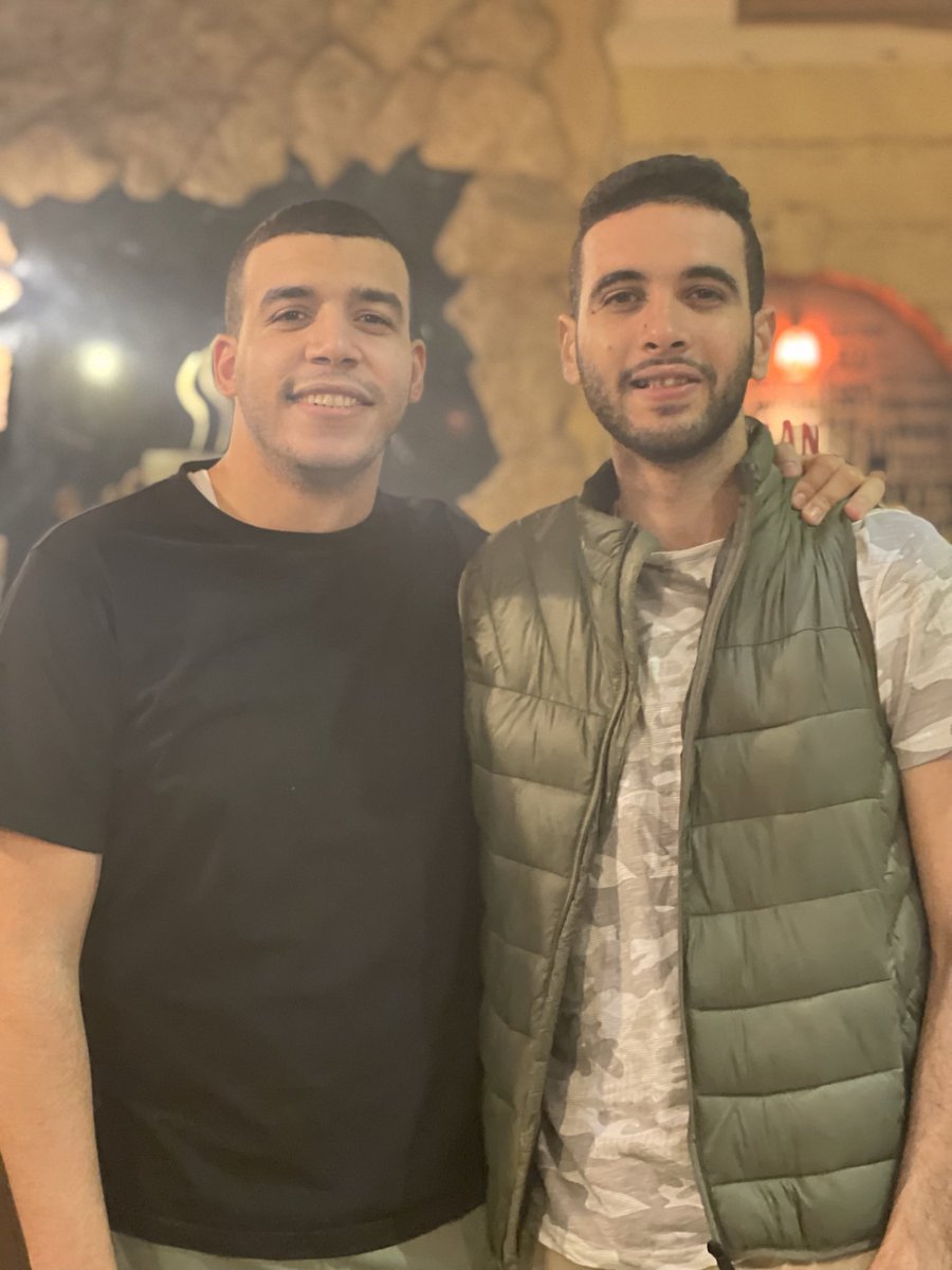 She3boGraphy's tweet photo. #الدكتور_محمد_الحناوي_بريء 

تخيل مش بس حياتك تتقلب ، حياة ٣ اشخاص محمد و زوجتة و بنته اتشقلبت بين يوم و ليلة بسبب حادثة عربية محمد من الأساس مكنش موجود فيها.

محمد بريء بريء بريء و ربنا ان شاء الله يهونها عليه و يطلعه منها على خير و كلنا ثقة في رحمة و عدل رب العباد. 

محمد بريء. https://t.co/drqTfApEe3