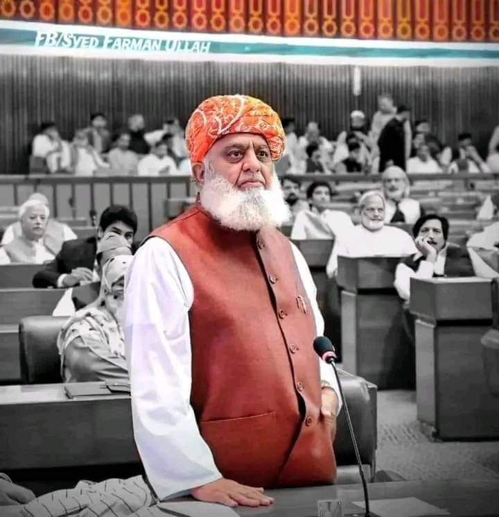 ہمیں سنجیدگی سے دیکھنا پڑے گا ہمارا ملک اب کہاں کھڑا ہے، اس ملک کو حاصل کرنے میں اسٹیبلشمنٹ اور بیورو کریسی کا کوئی کردار نہیں۔
قائد ۔
#لبیک_مولانا