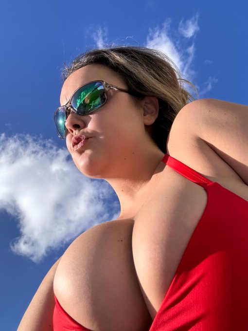 I love the feeling of the sunshine! Happy Monday loves! #MondayMood #smile #NaturalBeauty https://t.<a href="/tag/smile"class="tags"><span>#smile</span></a><a href="/tag/naturalbeauty"class="tags"><span>#naturalbeauty</span></a><a href="/tag/mondaymood"class="tags"><span>#mondaymood</span></a>