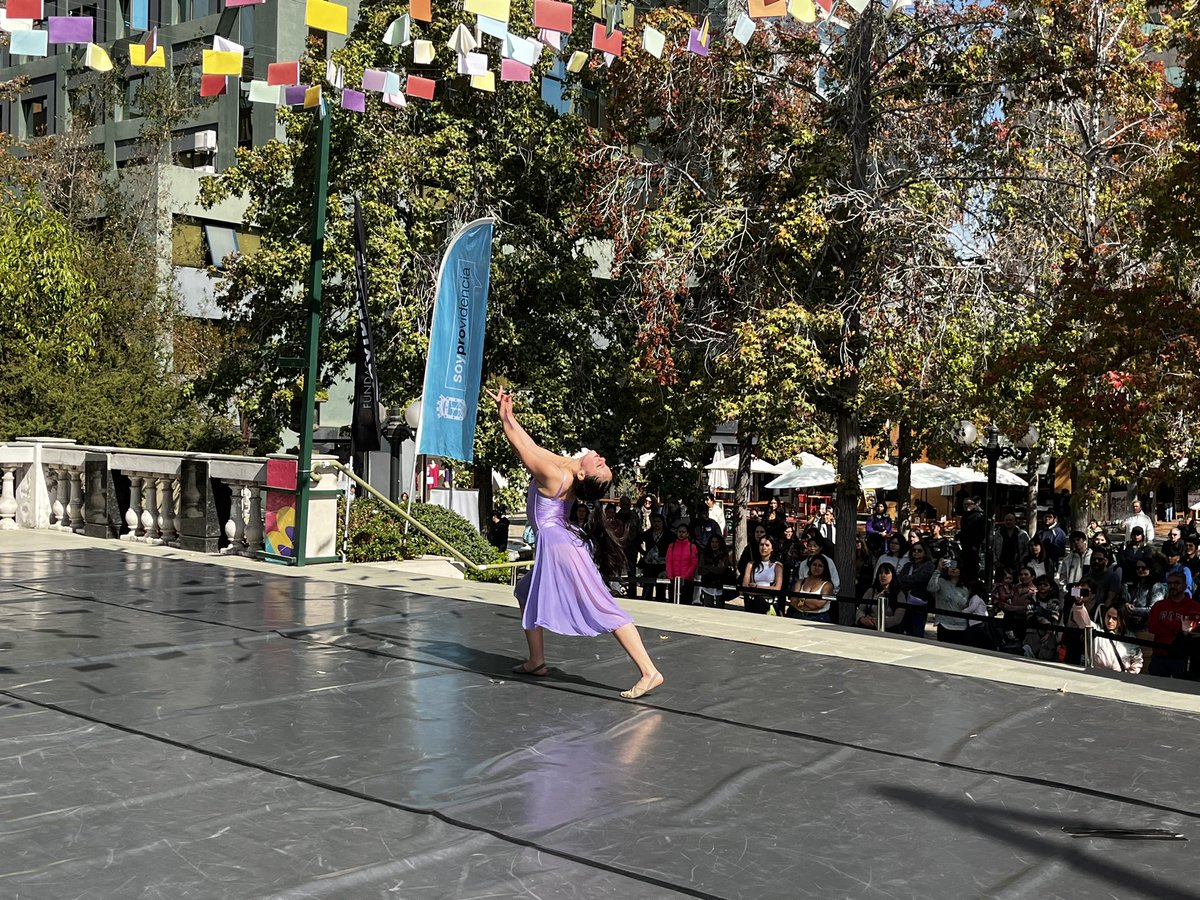 #DANZA Junto a la @escuelamoderna y #EstudioValero celebramos este mediodía el #DíaDeLaDanza en el frontis de nuestra Fundación @Muni_provi #10Años