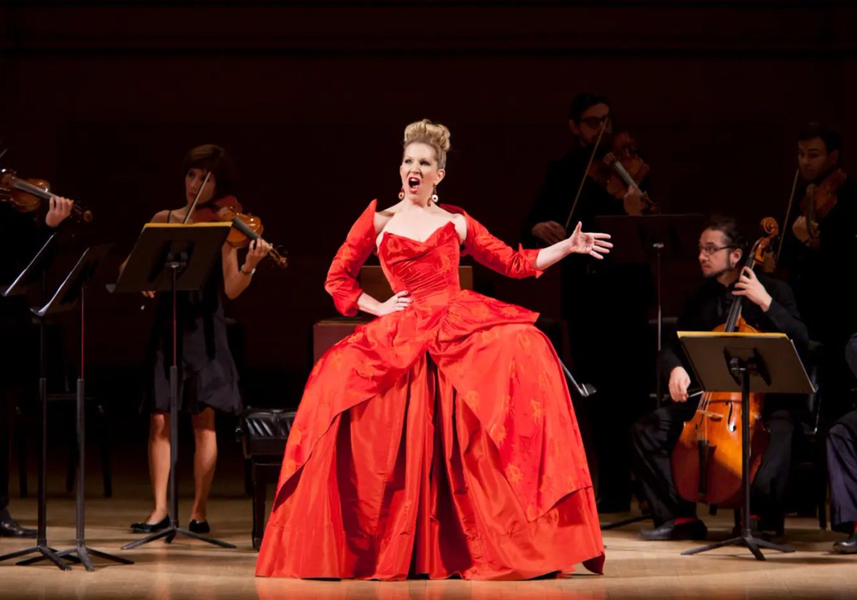 Joyce DiDonato is 🔥🔥🔥 in #Frockingfabulous #VivienneWestwood at Carnegie Hall, 2012. #fashionhistory @JoyceDiDonato
