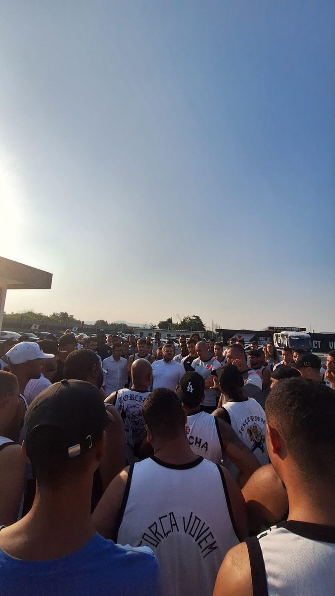 A Guerreiros do Almirante se fez presente no protesto realizado pela ASTOVAS no CT Moacyr Barbosa para cobrar elenco e diretoria.