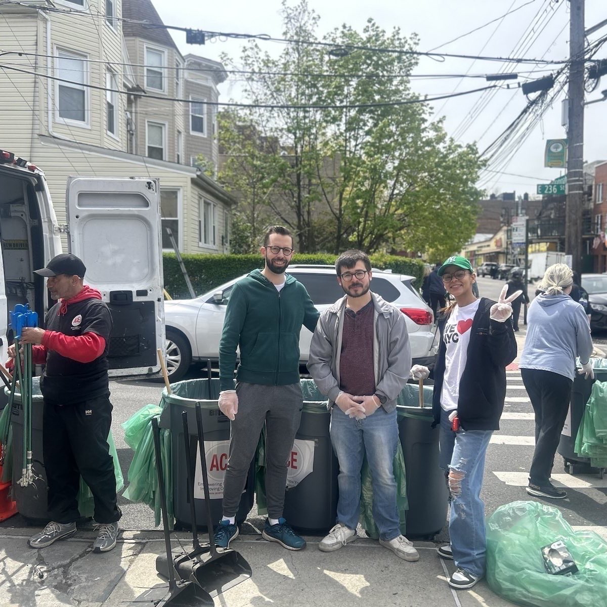 In the spirit of Earth Week and community appreciation, we gathered at Katonah Ave over the weekend to help clean and beautify the neighborhood! @womenofwoodlawn @aceprogramsny