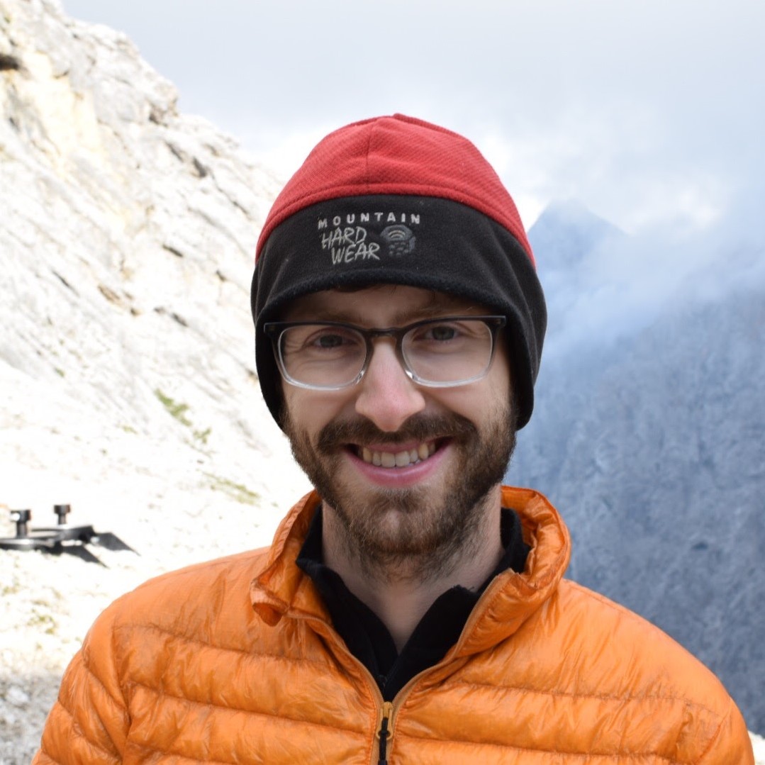 Meet Charlie! Charlie Shobe recently joined our Water & Watersheds program as a research geomorphologist. His research focuses on sediment transport in watersheds, helping to predict how mountain landscapes will respond to environmental change & human impacts. 🧵(1/4)