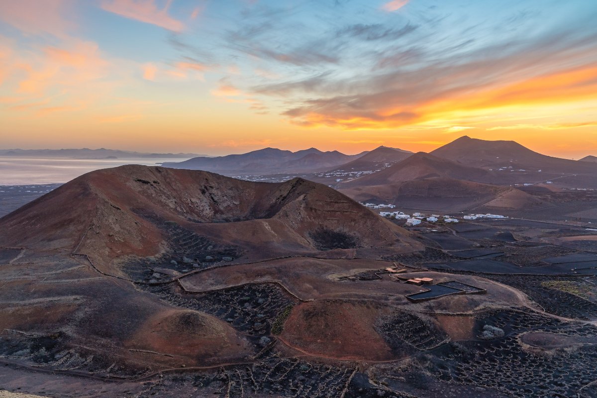 Atardeceres emblemáticos....❤️‍🔥

#LoveLanzarote #LatitudDeVida #VisitSpain #Lanzarote