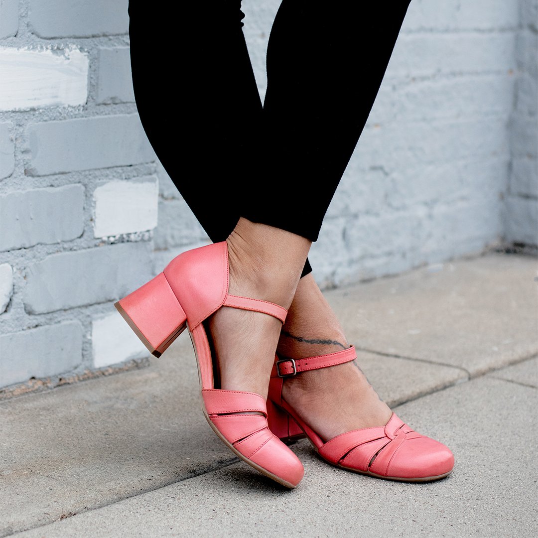 MizMooz's tweet photo. The Storie Heel boosts all the retro glamour you want with the comfort you need! 🧡 #mizmooz #storie112504 https://t.co/UD7ukMqmBu https://t.co/n1OUJdcpGF