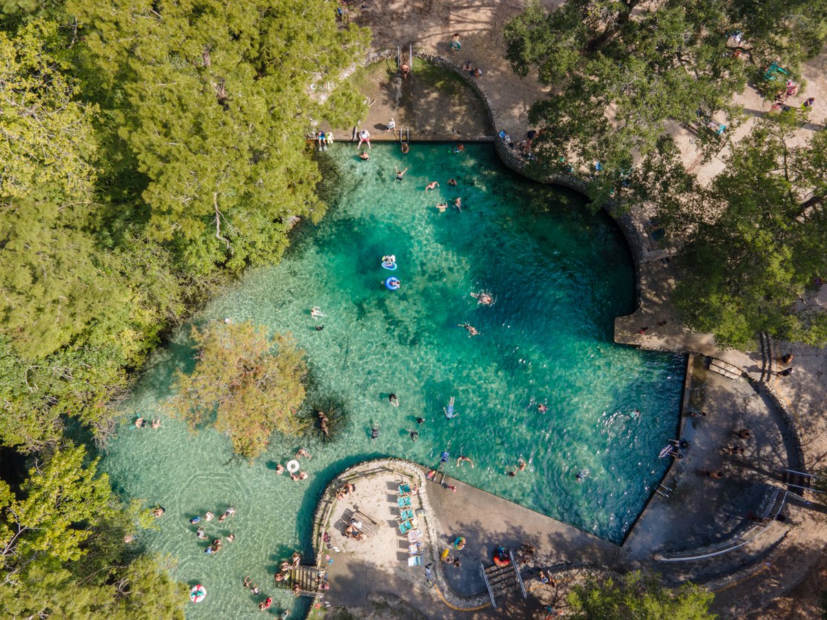 Splashing into the week at Ponce de Leon Springs State Park 💦 Swimming, picnicking and fishing are some popular activities to try out at this spring located only 40 minutes west of Daytona Beach! 📍: Holmes County