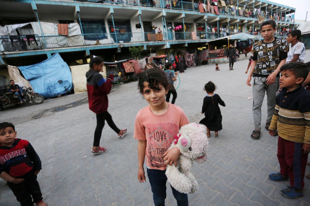 Los niños enfrentan vidas destrozadas en #Gaza: al menos 17K están solos o separados de sus familias y con + del 70% de las casas dañadas o destruidas, la mayoría de ellos también han perdido sus hogares. Las escuelas se han convertido en refugios. Su futuro necesita protección.