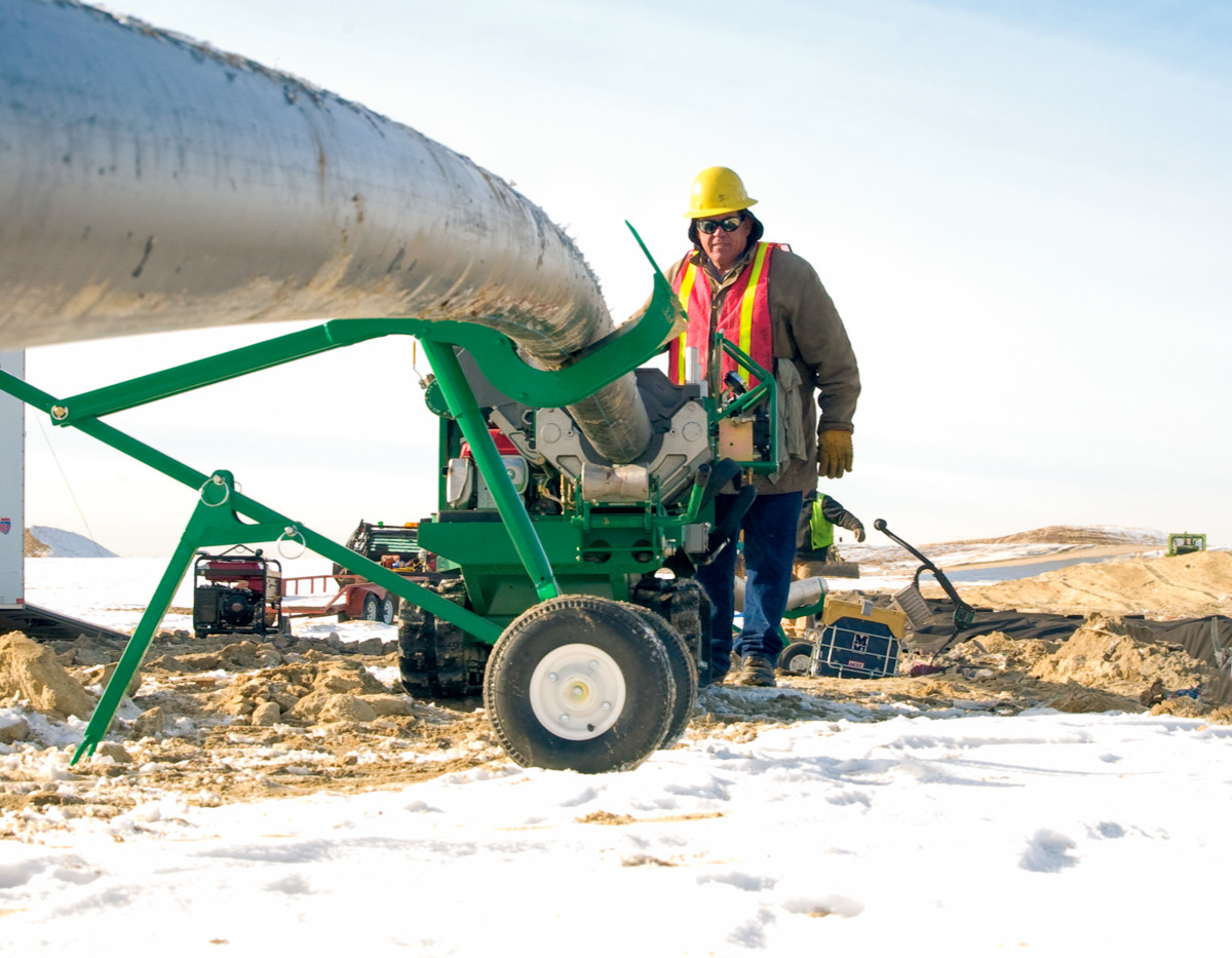 McElroyFusion's tweet photo. Increase operator efficiency with McElroy’s PolyPorter®, a workhorse that tackles the job of handling pipe in the field and effective jobsite staging. Learn more: https://t.co/gkGlWUtlNW #polyporter #hdpe #pipefusion #mcelroymanufacturing https://t.co/BETvDsvH79